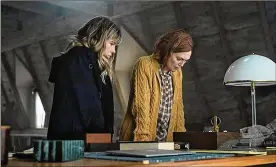  ?? CONTRIBUTE­D ?? Jennifer Jason Leigh (left) and Julianne Moore in a scene from “Lisey’s Story.”