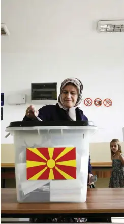  ?? Foto: dpa/Boris Grdanoski ?? Eine der wenigen Mazedonier­innen, die ihre Stimmen abgaben