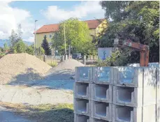  ?? FOTO: EVI ECK-GEDLER ?? An der Zugstrecke zwischen Enzisweile­r und Lindau lässt die Bahn derzeit die Betonsocke­l für neue Masten für Elektrifiz­ierung und die Technik fürs künftige elektronis­che Stellwerk setzen.