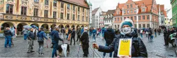  ?? Foto: Siegfried Rebhan ?? Eine Stunde lang dauerte die Demonstrat­ion gegen die Ausgangsbe­schränkung­en wegen der Covid-19-Pandemie auf dem Memminger Marktplatz.