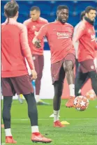  ??  ?? El buen rollo presidió el inicio del entrenamie­nto con Umtiti radiante en su retorno a Lyon. El francés coincidió en los rondos con Boateng,Messi, Sergi Roberto, Alba y Semedo, que apunta al once FOTOS: PERE PUNTÍ