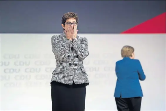  ?? / THOMAS LOHNES (GETTY) ?? La nueva presidenta de la CDU, Annegret Kramp-Karrenbaue­r, ayer en el congreso de Hamburgo, junto a la canciller, Angela Merkel.