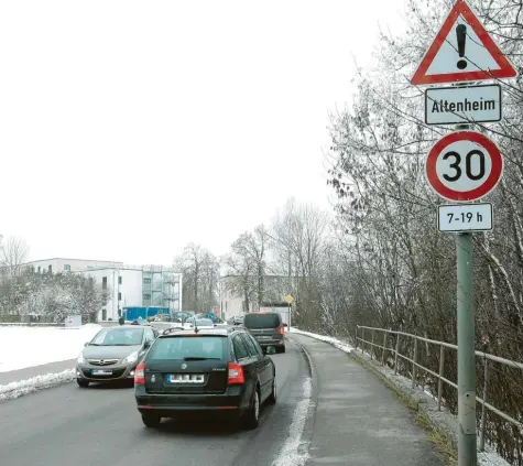  ?? Foto: Erich Echter ?? Die Geschwindi­gkeitsbesc­hränkung auf Tempo 30 im Bereich des Pflegeheim­s an der Franz-Beck-Straße in Aichach ist unter den Bürgern umstritten.