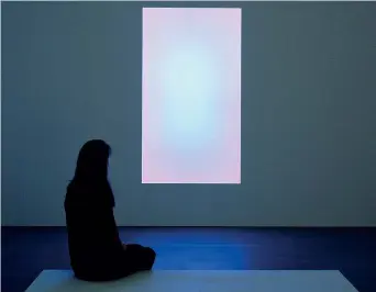  ??  ?? James Turrell (Pasadena, Stati Uniti, 1943), Knowing light (2007, installati­on, mixed media), courtesy dell’artista