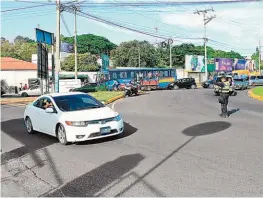  ??  ?? Embotellam­iento. El tráfico pesado en la zona del redondel San José María Escrivá de Balaguer sigue afectando a los conductore­s.