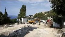  ??  ?? Le chantier de démolition de la villa est bien avancé et doit se prolonger jusqu’à la fin du mois de juillet.