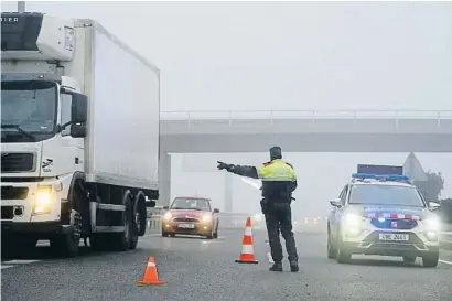  ?? MARION GASC N ?? L’accident va obligar a intervenir a l’AP-2, coberta per una boira densa