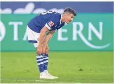  ?? FOTO: DPA ?? Ratlos: Schalkes Spieler Alessandro Schöpf nach dem Abpfiff des Spiels gegen Werder Bremen.