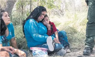  ?? LYNSEY ADDARIO/THE NEW YORK TIMES ?? Keilyn Enamorada Matute, with her 4-year-old son, surrender after crossing into the U.S.