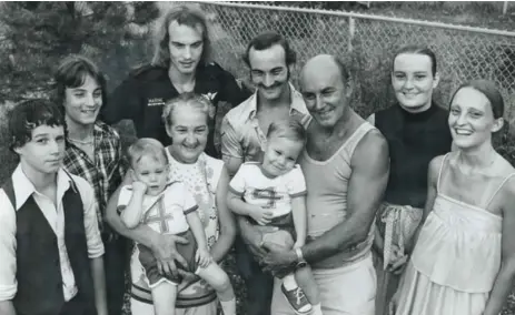  ?? DOUG GRIFFIN/TORONTO STAR FILE PHOTO ?? Estelle and Rene Varalo with twins David and Douglas, left, Michel and Marcel, and Sandra and Sonia — plus grandson twins Robin and Jeremy in 1979.