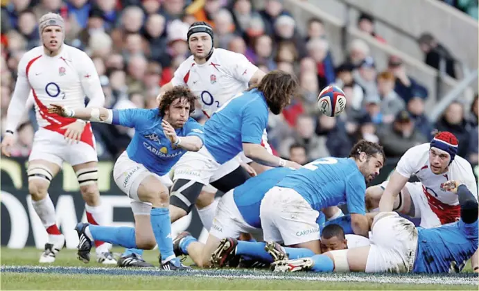  ?? Photo Icon Sport ?? Cet Angleterre-Italie de 2009 restera dans les annales à cause de la décision incroyable de Nick Mallet de faire jouer Mauro Bergamasco à la mêlée. Un pari perdu, difficile à vivre pour le joueur sur le moment.