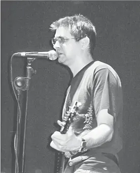  ?? De Wikipedia Foto tomada ?? El músico estadunide­nse, en un concierto en vivo con el grupo Shellac, en 2007.