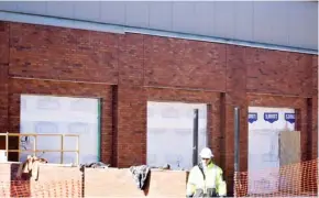  ?? ?? Some of the brick has gone up on Mississipp­i State softball’s indoor facility. (Photo by Danny P. Smith, SDN)
