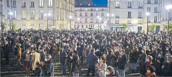  ?? Afp ?? Practicant­es católicos reclaman en Versalles, Francia, que se permita la celebració­n de misas