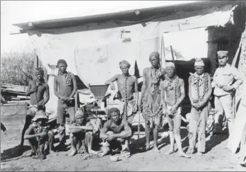  ?? ?? Billedet er ikke dateret, men det er taget mellem 1904 og 1908, da tyske koloniherr­er førte krig imod to lokale stammer, hereroerne og hamaerne, i det nuvaerende Namibia. Soldaten (t.h.) formodes at høre til de tyske tropper og at overvåge namibiske krigsfange­r. Foto: National Archives of Namibia/AFP