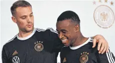  ?? FOTO: INA FASSBENDER/AFP ?? „Komm zu Bayern“: Manuel Neuer (links) würde Geburtstag­skind Youssoufa Moukoko wohl gerne vom BVB nach München locken.