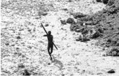  ?? INDIAN COAST GUARD AND SURVIVAL INTERNATIO­NAL ?? A Sentineles­e tribal member aims an arrow at a helicopter as it flies over the North Sentinel Island in 2004.