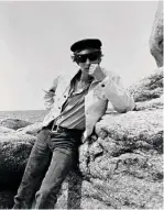  ??  ?? Yves Saint Laurent in
Concarneau, 1966