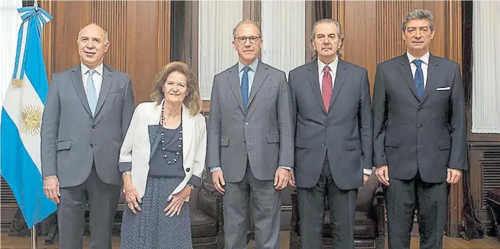  ?? CIJ ?? Miembros de la Corte Suprema de Justicia. Ricardo Lorenzetti, Elena Highton, Carlos Rosenkrant­z, Juan Carlos Maqueda y Horacio Rosatti en una reciente reunión de acuerdos.