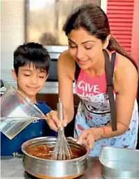  ??  ?? Kareena Kapoor Khan with son Taimur and Shilpa Shetty Kundra with son Viaan learning the basics of pottery and baking during the pandemic