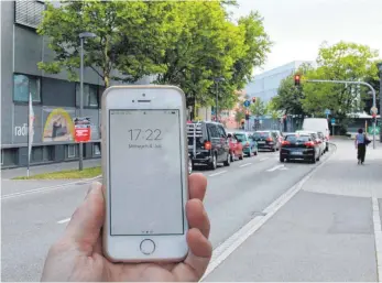  ?? FOTO: FLORIAN BÜHRER ?? 5G steht für das neue „Supernetz“beim Mobilfunk. In Ravensburg könnte es auf Straßenlat­ernen intstallie­rt werden.