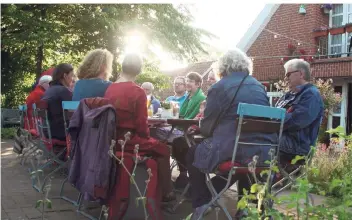  ?? FOTO: NDR ?? In Oberndorf trifft sich einmal im Monat das sogenannte „Forum“mit allen Bürgern, die sich im Dorf engagieren wollen. Mehr als zwanzig Initiative­n und Vereine hat der kleine Ort.