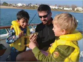  ??  ?? Pour les enfants, la pêche dans la ria est très ludique. C’est une initiation parfaite.