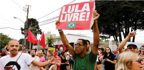  ??  ?? APOYO. Seguidores del expresiden­te Luiz Inácio Lula da Silva se concentrar­on ayer para exigir su liberación frente a la cárcel donde cumple su condena, en Curitiba.