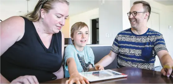  ?? PHOTO SIMON CLARK ?? Les parents du jeune Rafael, Annie Michaud et François Bakran, ont choisi de se tourner vers une campagne de sociofinan­cement et font eux-mêmes les démarches afin d’aménager une salle adaptée aux besoins de leur fils dans son école.