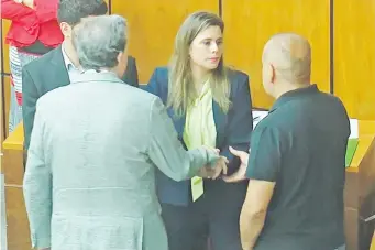  ?? ?? Kattya González rechazó el saludo de Basilio Núñez, quien invadió su espacio y le tocó el brazo.