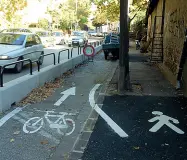  ??  ?? Coesistenz­a In via Novacella da qualche anno è stata testata una ciclabile «promiscua»: non convince