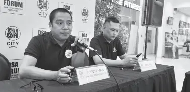  ?? (DSA Photo) ?? STA. CRUZ Tourism officer Julius Paner (left) and DYBL tournament commission­er Rael Diaz on Thursday’s Davao Sportswrit­ers Associatio­n (DSA) Forum at the SM City Davao Annex.