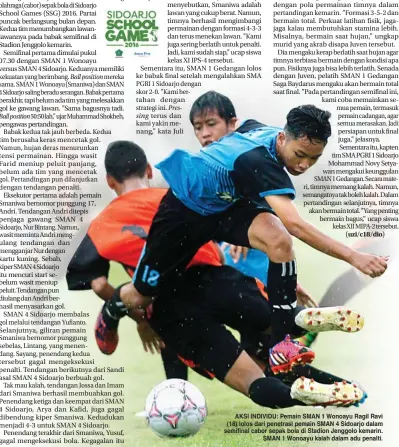  ?? BOY SLAMET/JAWA POS ?? AKSI INDIVIDU: Pemain SMAN 1 Wonoayu Ragil Ravi (18) lolos dari penetrasi pemain SMAN 4 Sidoarjo dalam semifinal cabor sepak bola di Stadion Jenggolo kemarin. SMAN 1 Wonoayu kalah dalam adu penalti.