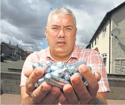  ?? Picture: Gareth Jennings. ?? Montrose councillor Tommy Stewart with the nitrous oxide canisters.