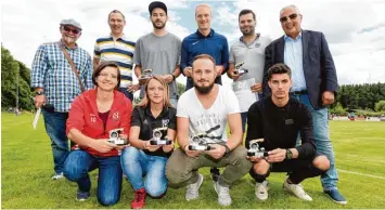  ?? Foto: Marcus Merk ?? Eine Kanone für Torjäger, eine Einschussp­rämie für die Kartei der Not. Darüber freuten sich (stehend von links) AL Sportredak teur Oliver Reiser, Alexander Kohler (Wüstenrot), Dominik Sandner, Dominik Bröll, Martin Wagner, Herbert Lenz (Württember...