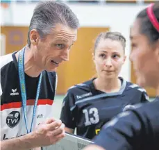  ?? ARCHIVFOTO: ROLF SCHULTES ?? Trainer Daniel Kühn spielt mit den TVW-Handballfr­auen gegen die TG Biberach.