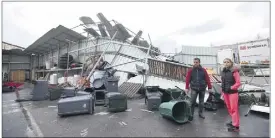  ?? (Photos Sébastien Botella) ?? Les palissades arrachées du Bricomarch­é sur la RN .