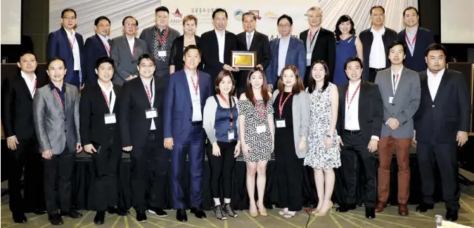  ??  ?? Anvil Business Club 2019 officers and directors, with special guest FFCCCII VP Mary Ng, honor business leader, industrial­ist and philanthro­pist Dr. Alfonso Uy.