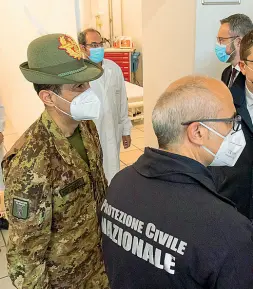  ??  ?? Visite
Alcuni momenti della visita trentina del generale Francesco Paolo Figliuolo e del capo della protezione civile Fabrizio Curcio. Tra le tappe, il drive through di Trento sud e di Mattarello