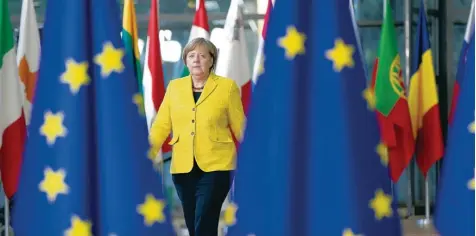  ?? Foto: Olivier Matthys, dpa ?? Bundeskanz­lerin Angela Merkel bei der Ankunft am Brüsseler EU Gipfel: „Selektive Solidaritä­t kann es nicht geben.“
