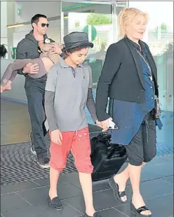  ?? EUROPA PRESS ?? La família Jackman en arribar a l’aeroport de Barcelona