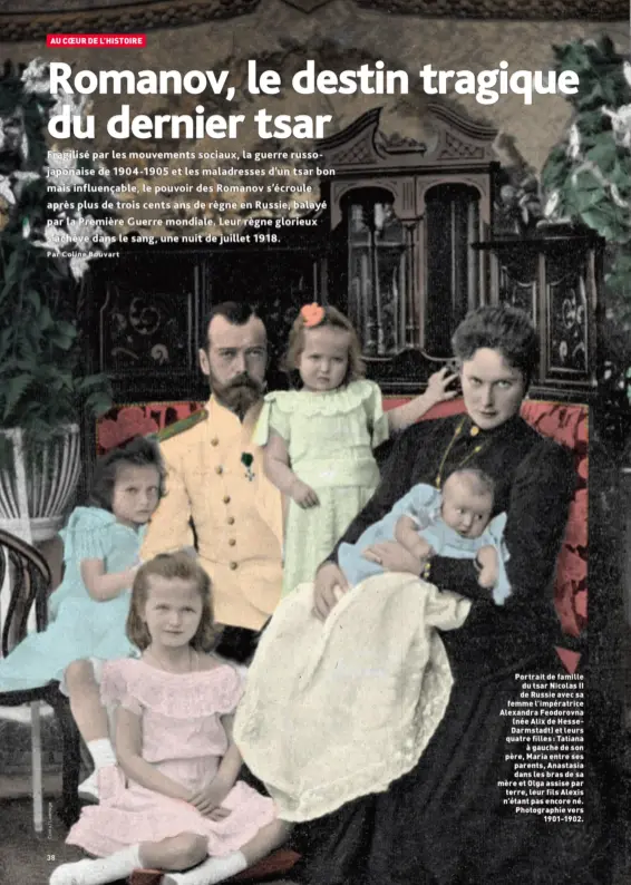  ??  ?? Portrait de famille du tsar Nicolas II de Russie avec sa femme l’impératric­e Alexandra Feodorovna (née Alix de HesseDarms­tadt) et leurs quatre filles : Tatiana à gauche de son père, Maria entre ses parents, Anastasia dans les bras de sa mère et Olga...