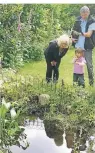  ??  ?? Ein lebendiger Teich bereichert den Garten.