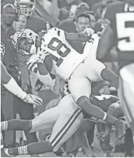  ?? / USA TODAY NETWORK-WISCONSIN ?? Green Bay Packers wide receiver Randall Cobb gets hit hard on a short pass against Washington on Saturday at FedexField.