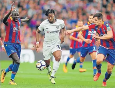  ?? GETTY IMAGES ?? Chelsea’s Michy Batshuayi (centre) tries to cut through the Crystal Palace defence during their 21 defeat on Saturday.
