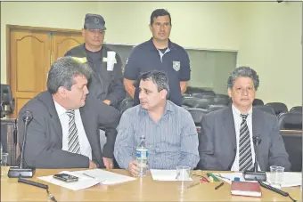  ??  ?? Vilmar Acosta Marques, alias “Neneco”, en medio de sus abogados Vicente Alderete (izq.) y Amelio Sisco (der.). El enjuiciado no estará hoy en la reconstruc­ción del crimen.