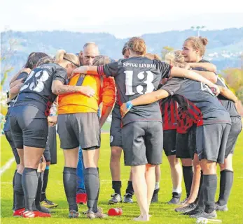  ?? FOTO: MARKUS TRIFLINGER ?? Die Spielerinn­en der SpVgg Lindau um Achim Schnober zieht es nach dem Aus der Frauenmann­schaft in verschiede­ne Richtungen.