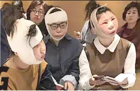  ?? / MIRROR NEWS ?? ■ PLASTIC SURGERY: Gipugngan nga makabiyahe ang tulo ka mga babaye sa tugpahanan sa South Korea kay nausab na ang ilang panagway gikan sa ilang passport.