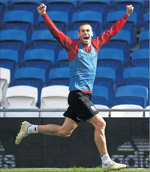  ??  ?? EXULTANTE. Gareth Bale, ayer, durante el entrenamie­nto de Gales en el Cardiff City Stadium.