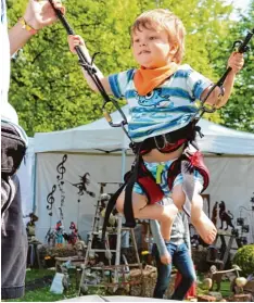  ?? Fotos: Franz Issing ?? Der Spaß steht beim Töpfermark­t in Türkheim ganz oben: Für die Kleinsten ist das Bungee Jumping ein besonderes Vergnügen.